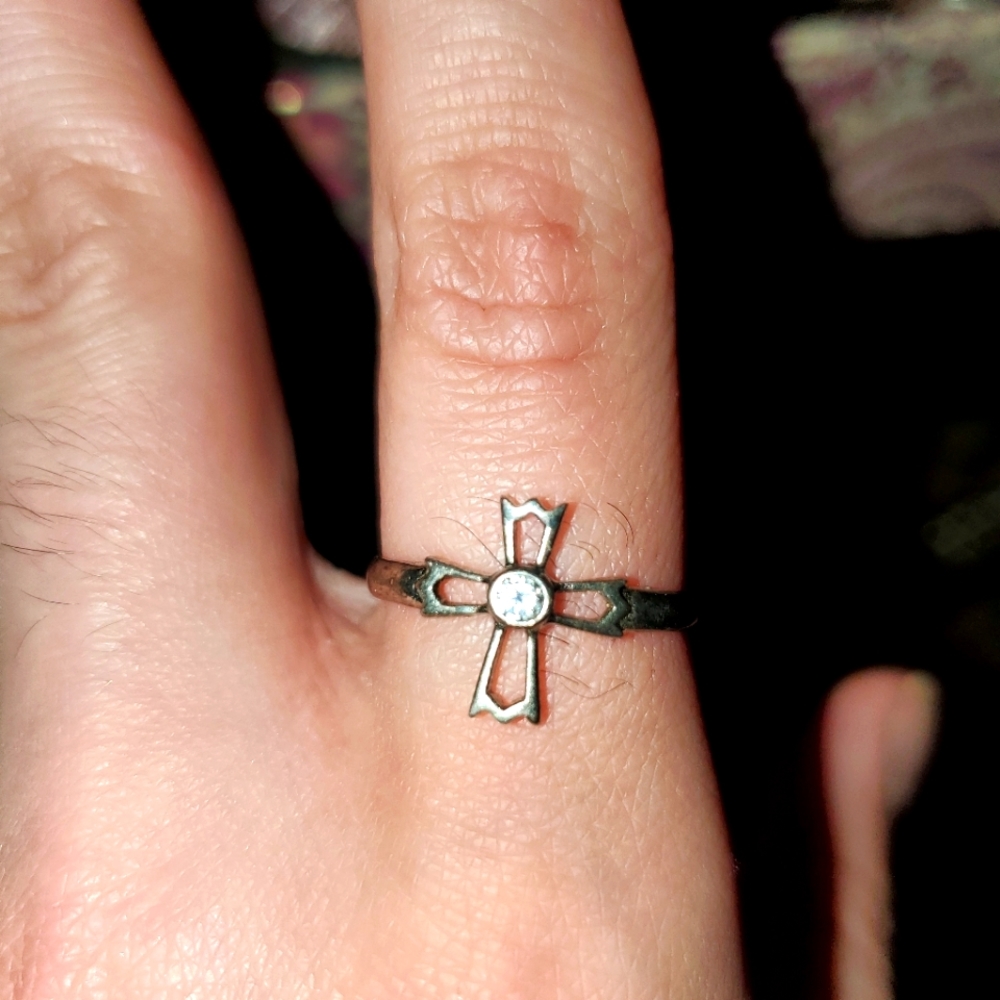 Ladies simple cross ring silver size 7